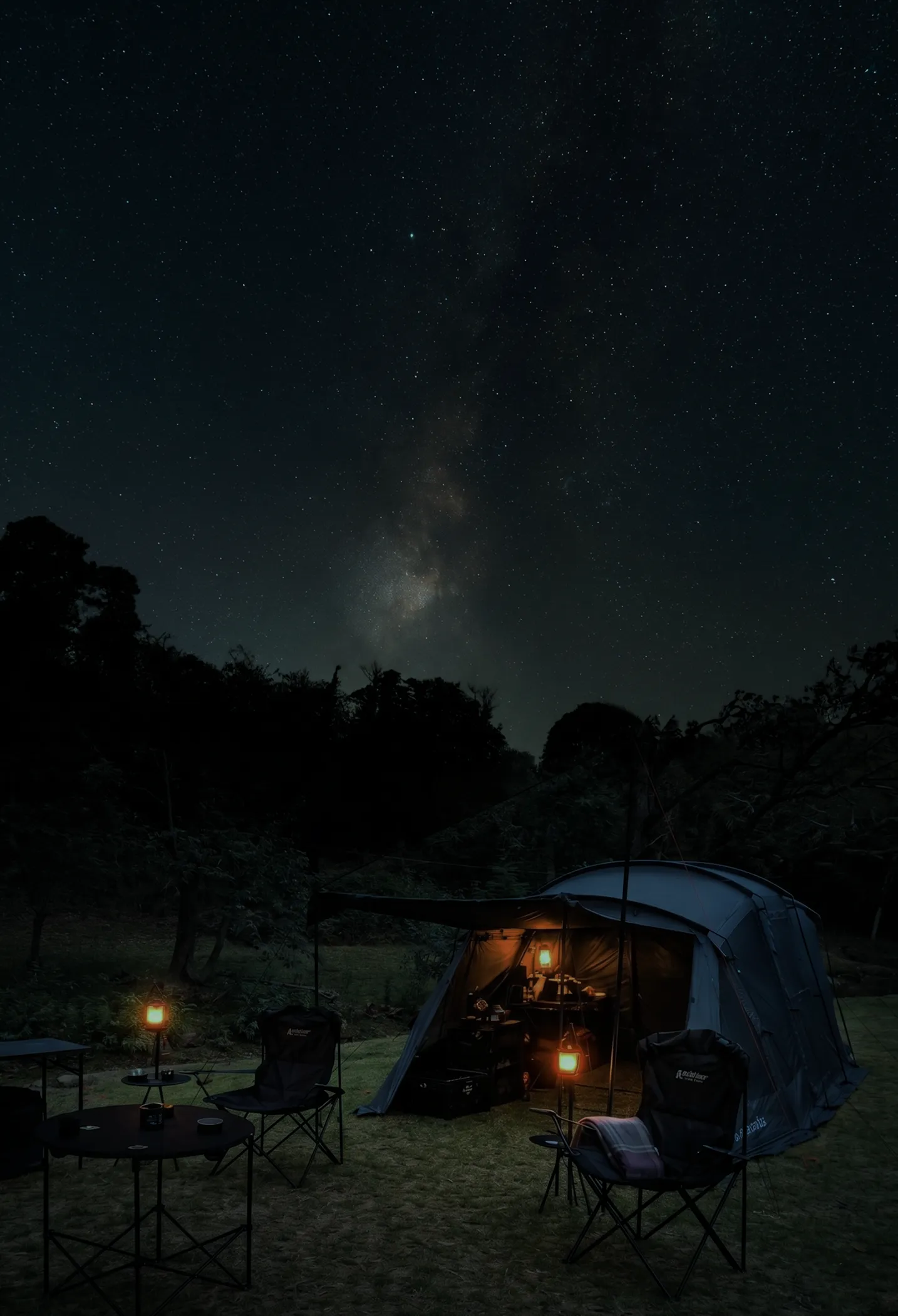 Zona de campamento de noche bajo las estrellas en Las Cascadas