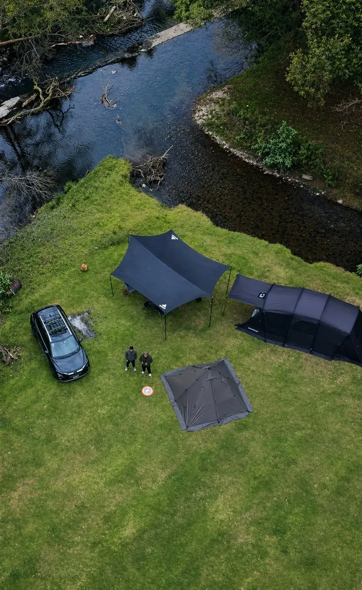 Vista aérea de casas de campaña en el área verde de camping