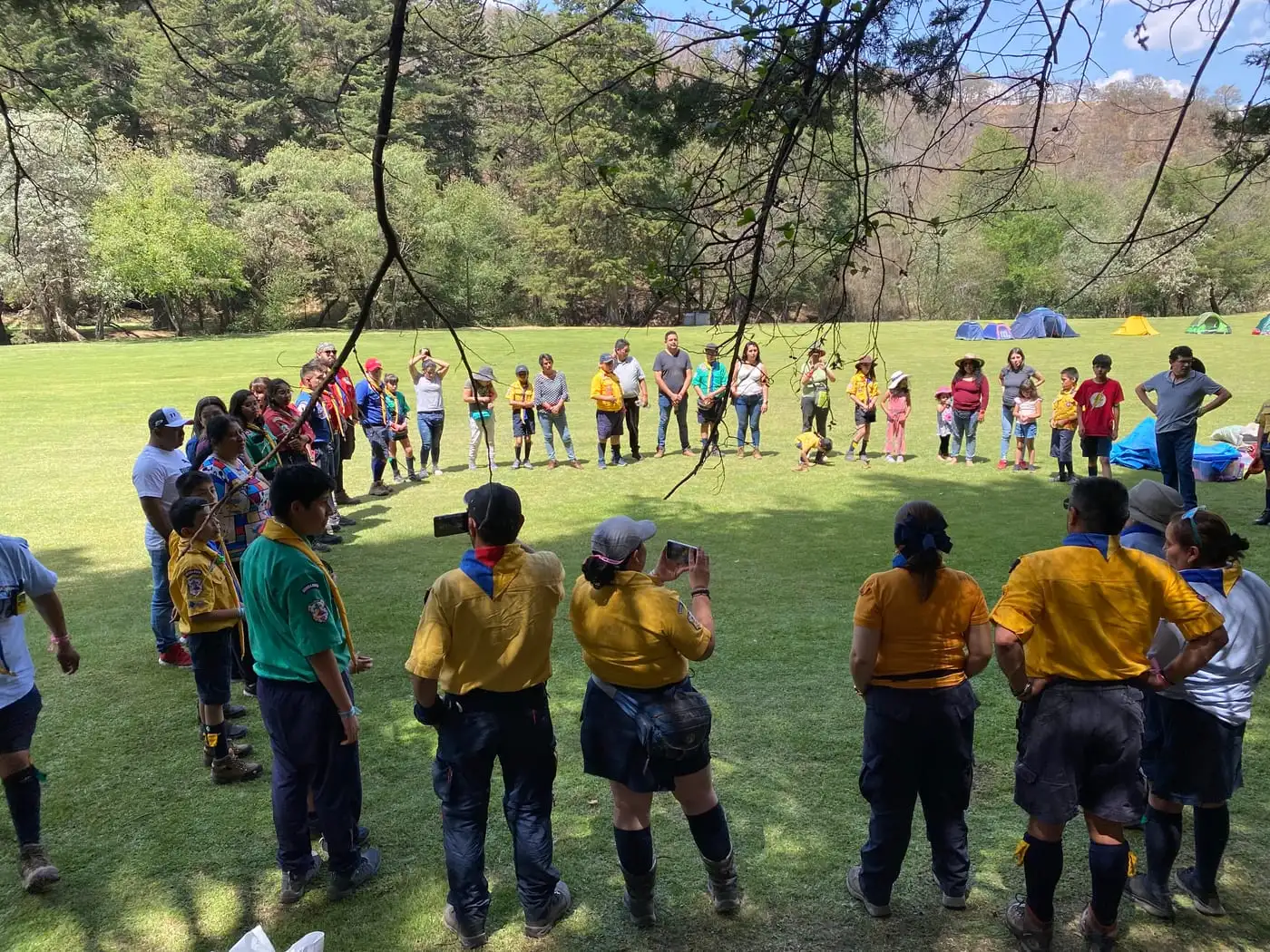 Grupo escolar acampando en Las Cascadas