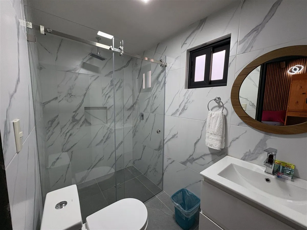 Baño limpio con acabados de mármol