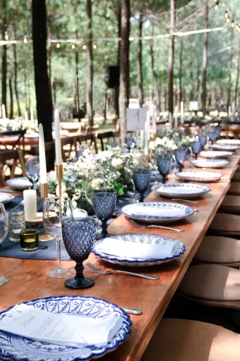 Mesa de banquete montada en el salón de eventos de Las Cascadas