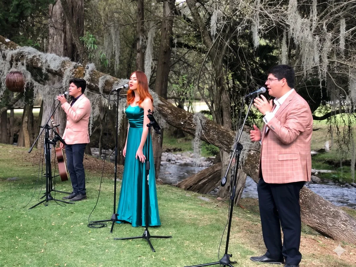 Cantantes en vivo amenizando un evento al aire libre