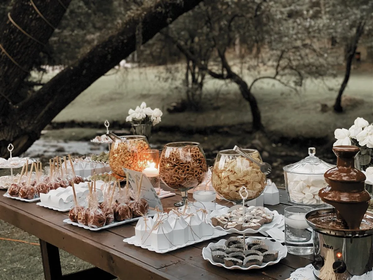 Mesa de postres montada al aire libre