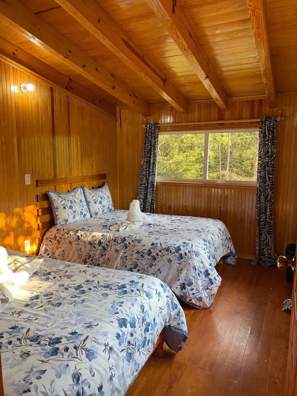 Habitación con acabados de madera en la cabaña familiar de Las Cascadas