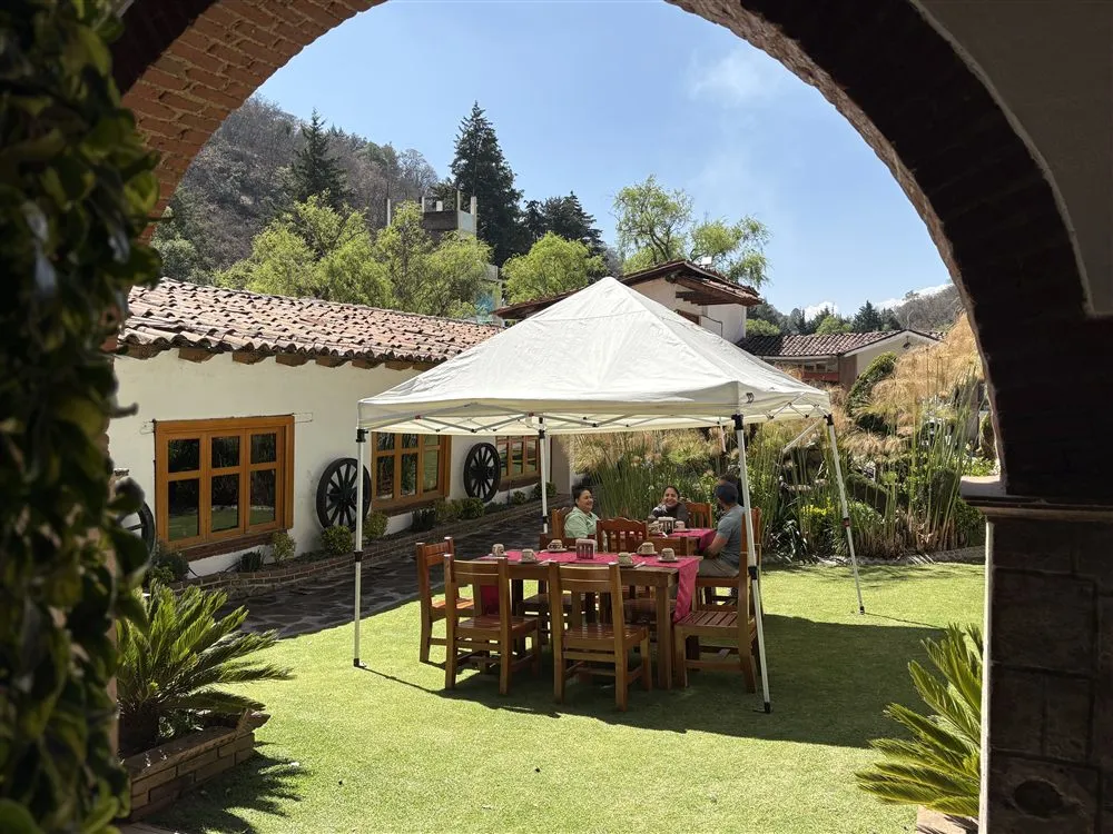 Área de eventos montada bajo carpa en el jardín