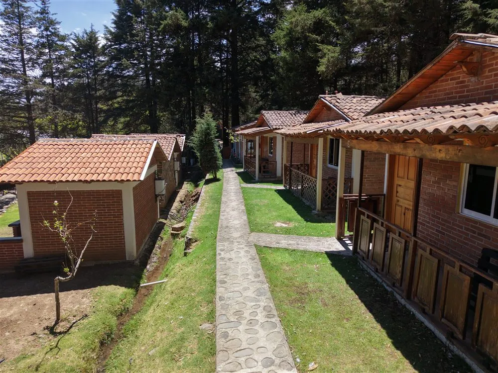 Sendero entre las cabañas de hospedaje