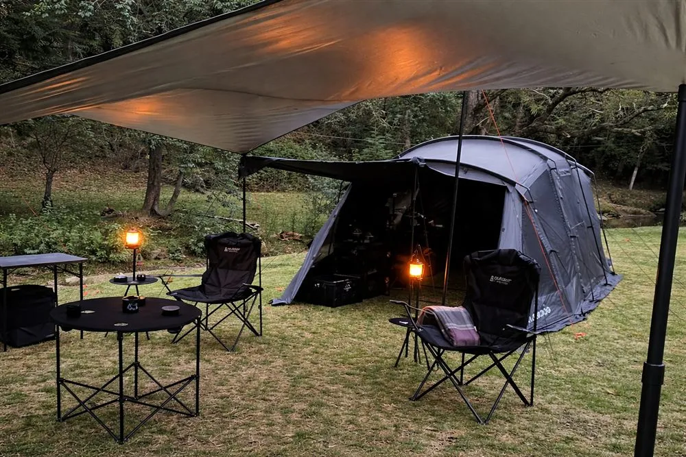 Casa de campaña equipada en la zona de camping