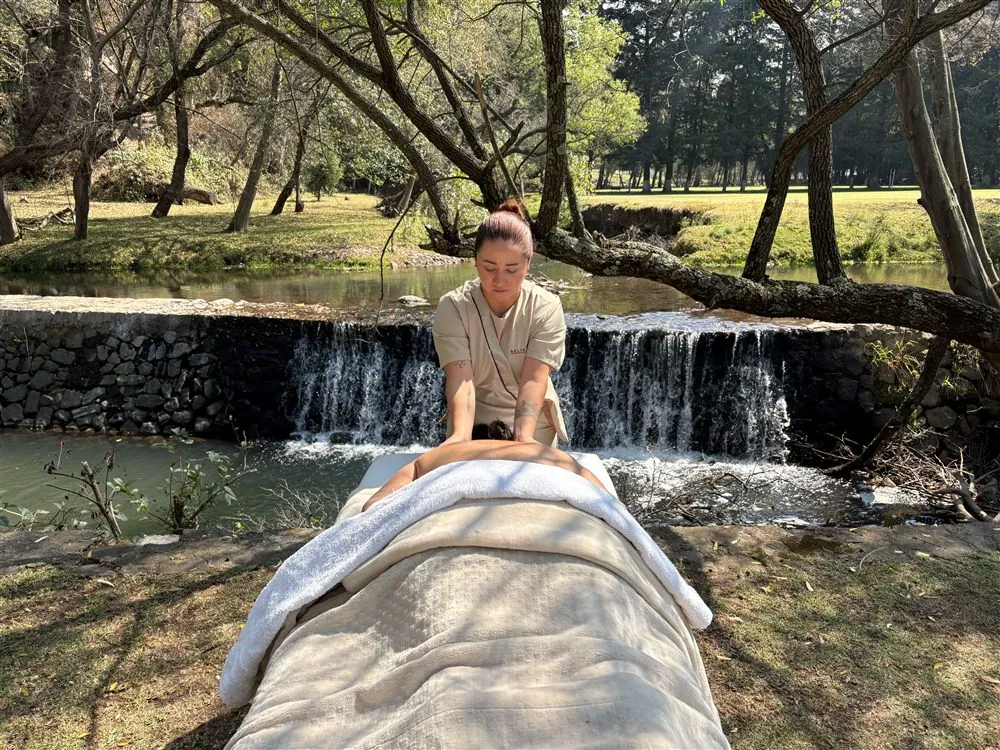 Persona relajándose frente a la cascada
