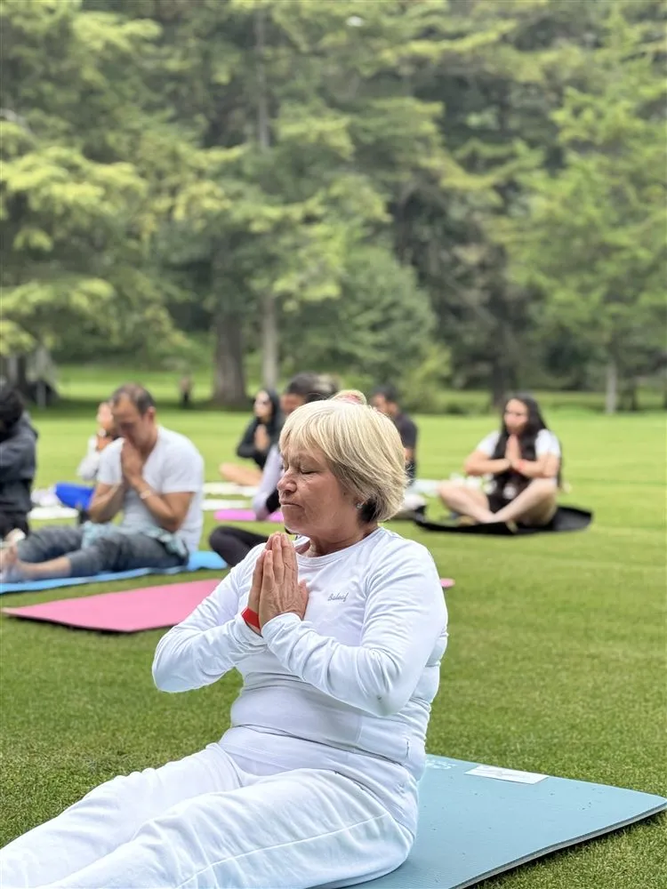 Clase de yoga al aire libre