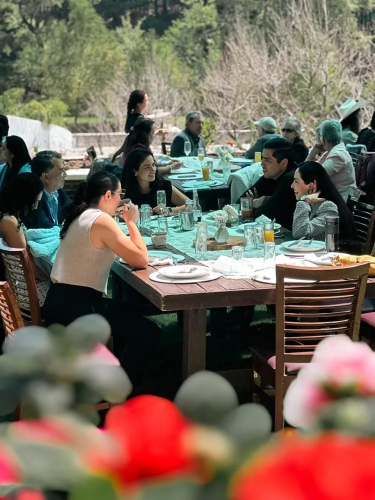 Grupo disfrutando de un banquete