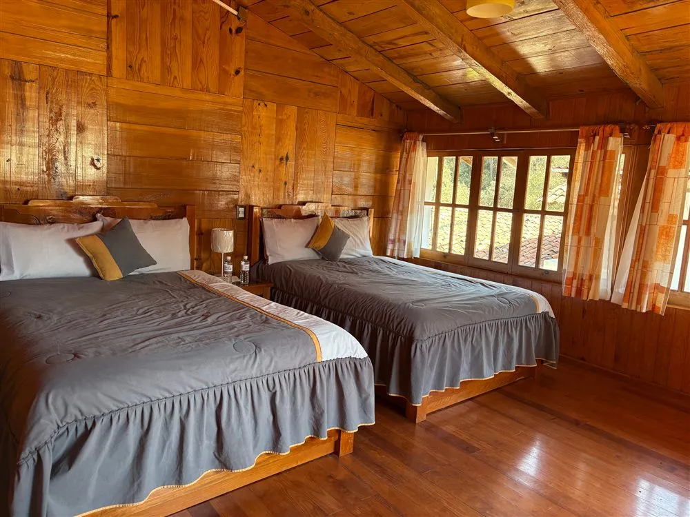 Interior de una cabaña con camas