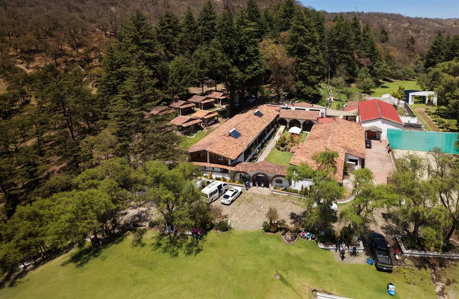 Vista aérea del santuario Las Cascadas rodeado de bosque