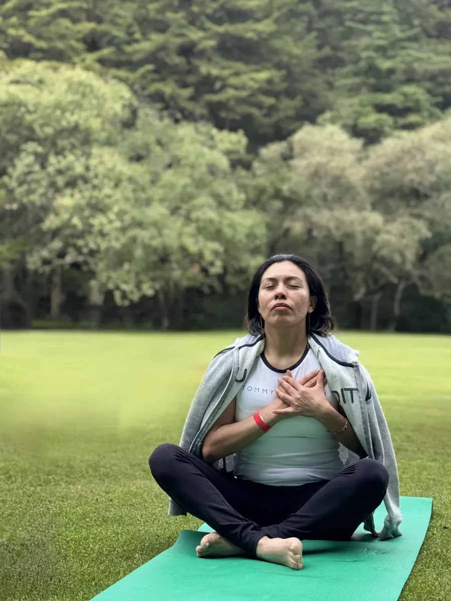 Persona meditando en el jardín del Parque Ecoturístico Las Cascadas