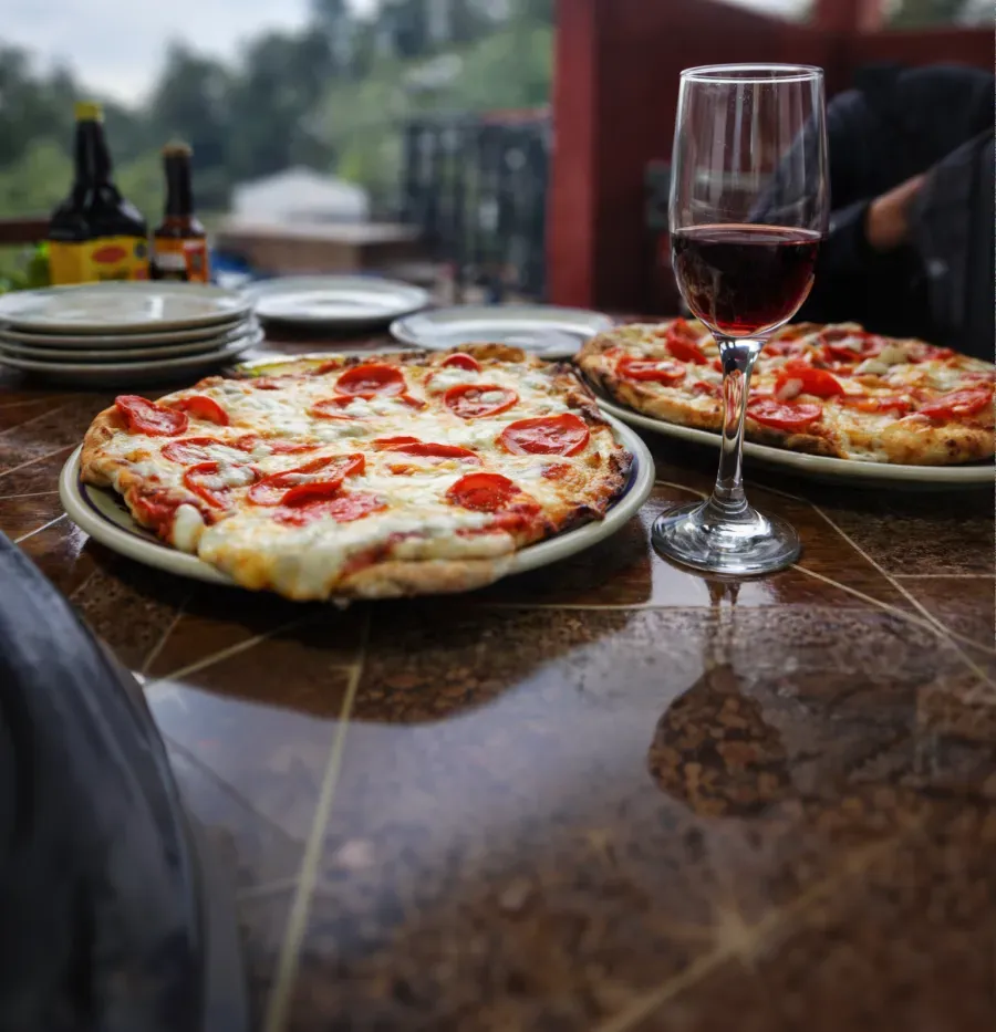 Pizzas a la leña servidas en el restaurante de Las Cascadas
