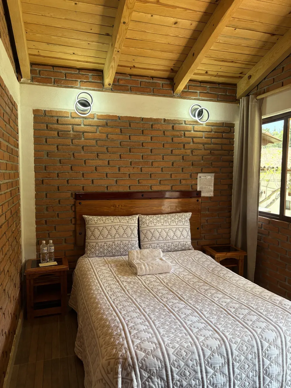 Interior de cabaña con acabados de madera en Las Cascadas