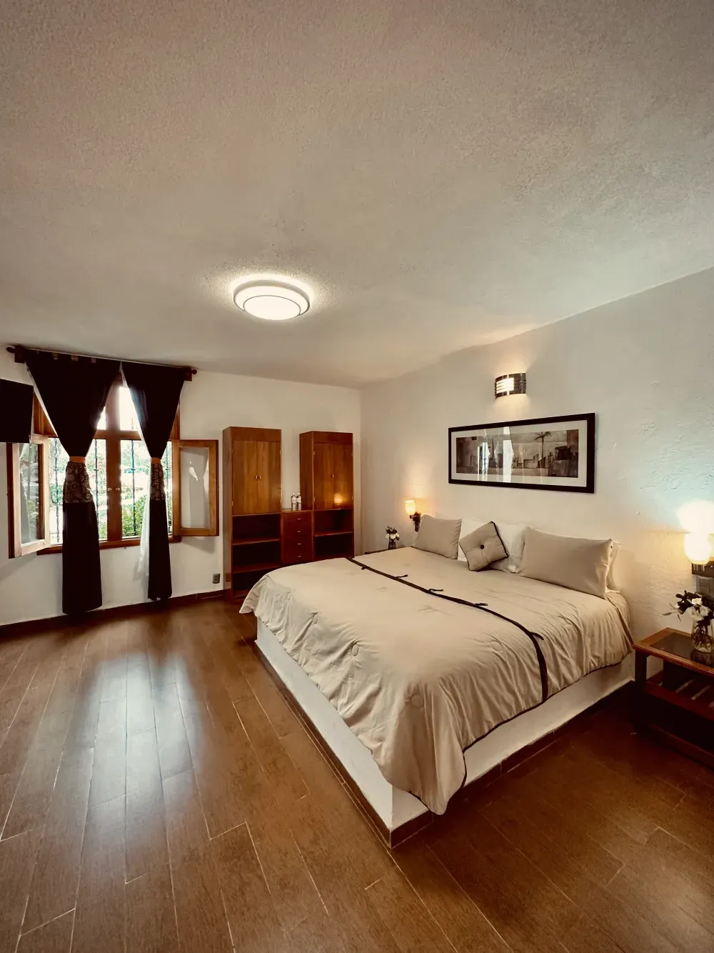 Suite amplia con cama y ventanales en Las Cascadas