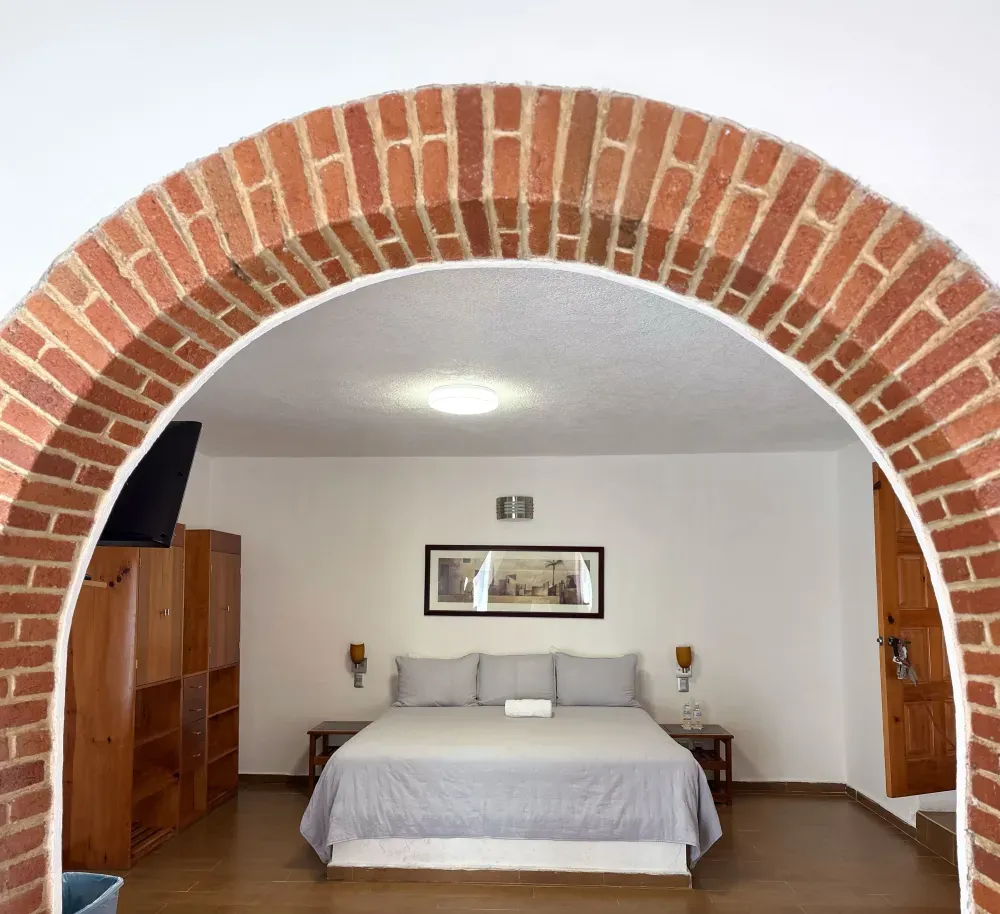 Detalle de habitación con arco de ladrillo en Las Cascadas